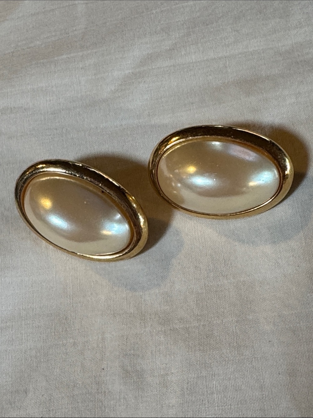 Vintage Richelieu costume clip-on earring- Pearlesque and Gold